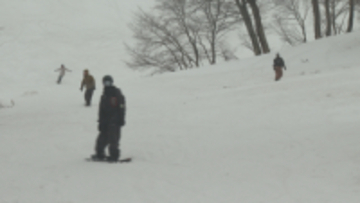 「天気が何だろうと楽しいものは楽しい」西川町で月山スキー場がオープン あいにくの雨もスキーヤーら初滑り満喫