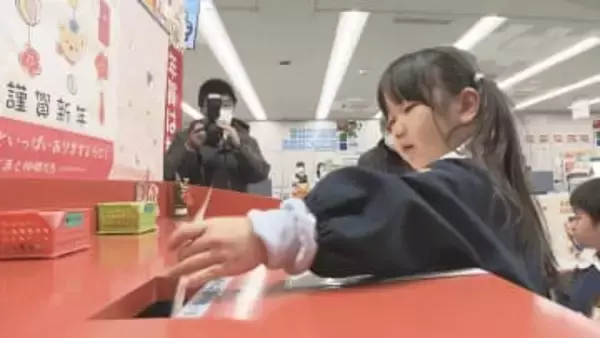 年賀はがきの受け付け始まる　山形市内の郵便局では受け付け前に行列　園児らが演奏披露