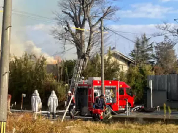「1階部分から火」住宅から出火し消火活動続く　出火当時家は無人か　けが人なし　山形・三川町