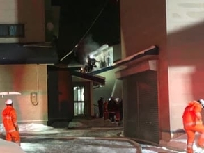 住宅１棟が焼ける火事　現場付近の国道通行止めに　山形・飯豊町