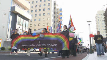 「性的マイノリティ」の人たちへの理解を深めてもらおうと山形市でパレード