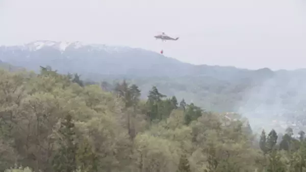 山林火災でヘリ2機が放水 消防が消火活動続行 大江町で鎮火に至らず