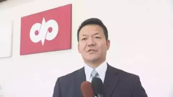 7月5日告示の市長選挙で無投票で初当選した元県議会議員の柴田正人さんに当選証書　山形県南陽市