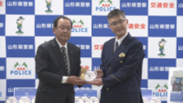 自転車の青切符制度スタートを受けJAが高校生向け交通安全教材を山形県警に寄贈