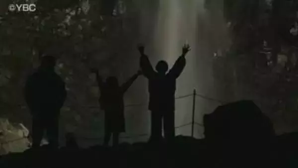 高さ63ｍの直瀑　玉簾の滝ライトアップを前に試験点灯　山形県酒田市