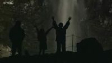 高さ63ｍの直瀑　玉簾の滝ライトアップを前に試験点灯　山形県酒田市