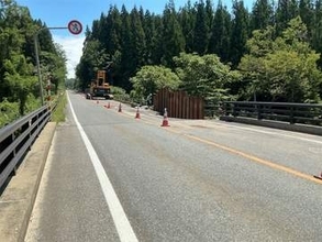 大雨で路肩が崩落した国道113号　応急復旧が完了　片側交互通行は10月末まで継続　山形県飯豊町