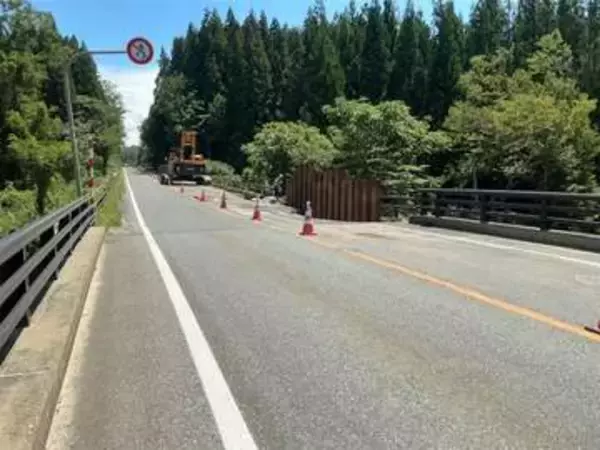 大雨で路肩が崩落した国道113号　応急復旧が完了　片側交互通行は10月末まで継続　山形県飯豊町