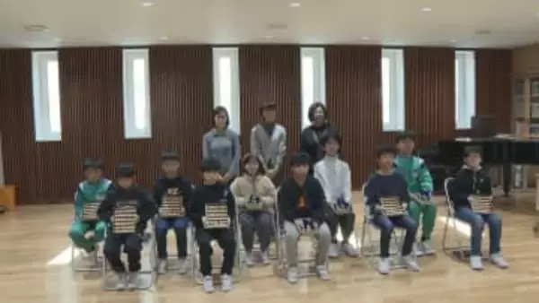 天童市で将棋駒贈呈式 職人が作った10セットの駒が児童の手に渡り伝統の魅力を体験