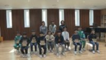 天童市で将棋駒贈呈式 職人が作った10セットの駒が児童の手に渡り伝統の魅力を体験