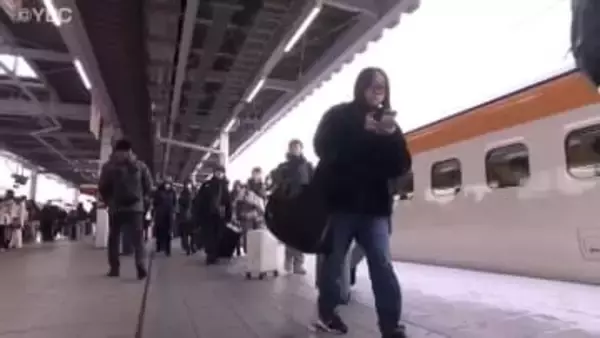 帰省ラッシュ本格化　JR山形駅には午前中から家族連れらで混雑　下りのピークは今月30日　上りは1月3日の見通し