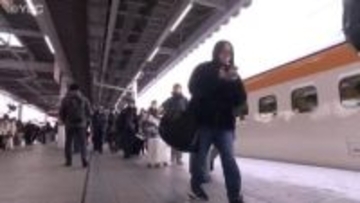 帰省ラッシュ本格化　JR山形駅には午前中から家族連れらで混雑　下りのピークは今月30日　上りは1月3日の見通し