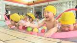 「幼稚園で恒例のプール開き 年長園児36人が参加 水温30度の温水プールで水遊び 山形市」の画像1