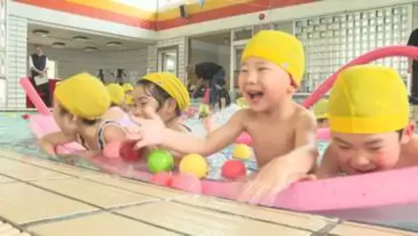 幼稚園で恒例のプール開き 年長園児36人が参加 水温30度の温水プールで水遊び 山形市