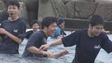 「「寒すぎて」水温12.6℃の海へ 県立加茂水産高校で伝統の水開き 航海実習の安全祈願」の画像1