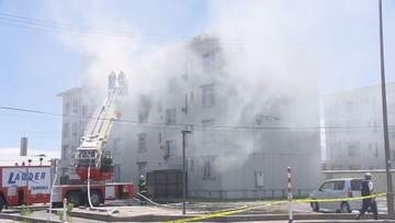 黒煙上がる県営アパートで火事 3階の一室焼ける 高齢女性は不在でけが人なし 鶴岡市