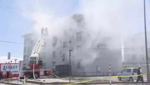 黒煙上がる県営アパートで火事 3階の一室焼ける 高齢女性は不在でけが人なし 鶴岡市