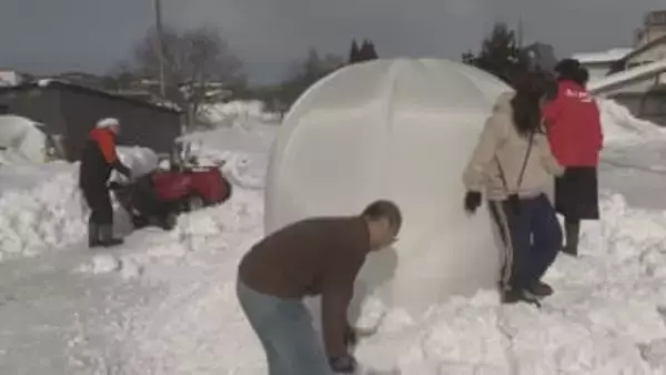 米沢市小野川温泉で　かまくら制作始まる　雪確保し3基を制作　17日にオープン