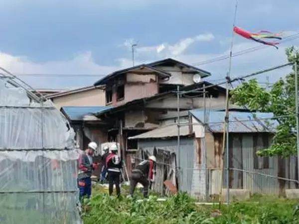 畑仕事から自宅に戻ると家が・・・　東根市で日中の火事　木造一部２階建ての住宅焼ける