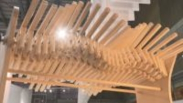 東北芸工大で卒展内覧会　角度で変わる図柄や木工の魚模型など学生の力作並ぶ