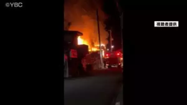 家主の男性と連絡取れず　山形市の住宅密集地で夜遅くに住宅火災　焼け跡から1人の遺体