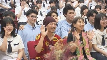 ケニア38年の女性が講演と音楽で伝える現地の暮らし 生徒がダンスも披露 九里学園で特別授業