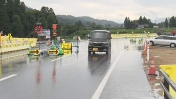 大雨で護岸崩落の大巻橋 31日午後に通行再開 なお復旧工事続き注意呼びかけ