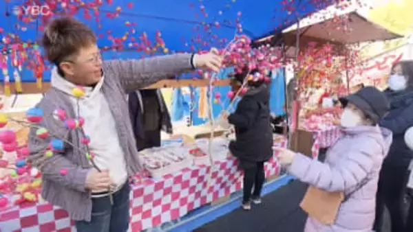 江戸時代から続く伝統行事「初市」に縁起物求め多くの人　山形市中心部の目抜き通りに150店並ぶ