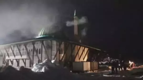 寒河江市のトルコ館で火災発生 無人の建物から白煙 消防が3時間半後に鎮火