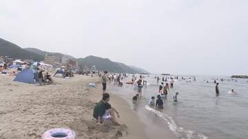 「気持ちいい！楽しい！」 海の日で海水浴場が朝からにぎわう　高畠・山形は猛暑日に