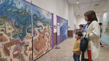 「やったー」迷路と隠し絵に夢中 東北初開催の迷路絵本原画展 天童市で24日まで
