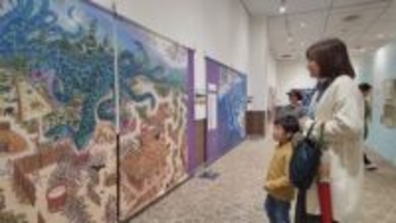 「やったー」迷路と隠し絵に夢中 東北初開催の迷路絵本原画展 天童市で24日まで