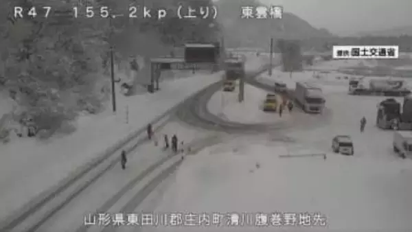 戸沢村の国道47号で雪による事故とスタックが相次ぎ20キロ区間が7時間通行止めに