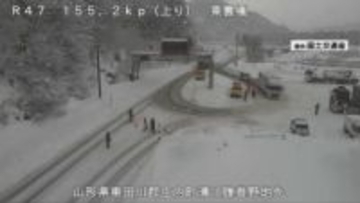 戸沢村の国道47号で雪による事故とスタックが相次ぎ20キロ区間が7時間通行止めに