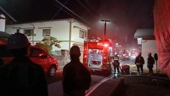 住宅など2棟が焼ける建物火災　消火活動続く　現時点でけが人・逃げ遅れの情報なし　山形・寒河江市