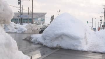 新庄市内　道路沿いは背丈より高い雪の壁で覆われる　山形県内で建物の倒壊や除雪作業中の事故相次ぐ