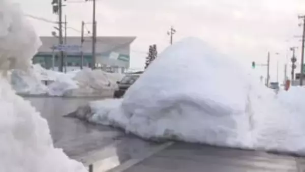 新庄市内　道路沿いは背丈より高い雪の壁で覆われる　山形県内で建物の倒壊や除雪作業中の事故相次ぐ