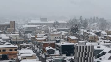 米沢市で雪下ろし中の事故が相次ぎ69歳と85歳の男性が転落し背骨と腰の骨を折る大けが