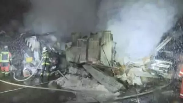 鶴岡市で未明に倉庫が全焼　8人暮らしの住宅は無事家族にけがなし　警察と消防が原因調査
