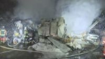 鶴岡市で未明に倉庫が全焼　8人暮らしの住宅は無事家族にけがなし　警察と消防が原因調査