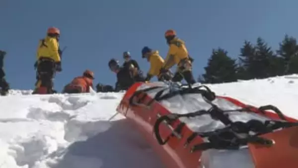 上山市で冬山を想定した救助訓練　雪崩遭難の迅速な救助へ警察消防山岳救助隊が連携強化