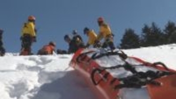 上山市で冬山を想定した救助訓練　雪崩遭難の迅速な救助へ警察消防山岳救助隊が連携強化