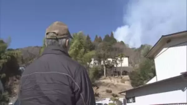 扇山の山林火災は延焼続く 集落まで約100mに火が迫る 「火がすぐそこまで」  山梨・上野原市