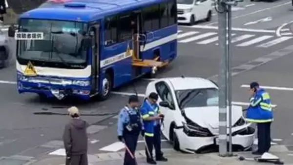 「支援学校のスクールバスと乗用車が衝突事故 生徒は乗っておらず 乗用車の男性が搬送 山梨・富士河口湖町」の画像