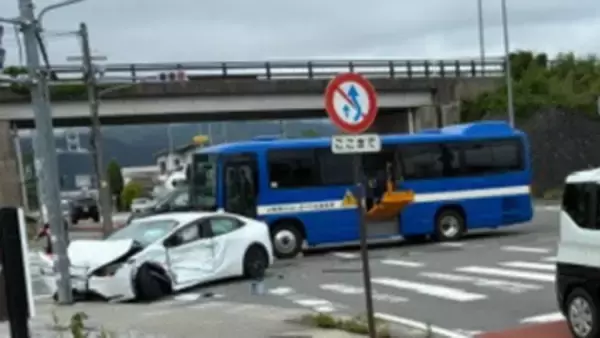 支援学校のスクールバスと乗用車が衝突事故 生徒は乗っておらず 乗用車の男性が搬送 山梨・富士河口湖町