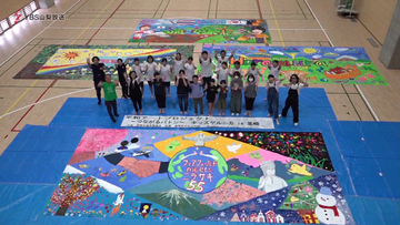 平和を願う“キッズゲルニカ”　韮崎市の中学生らが制作した巨大アート完成