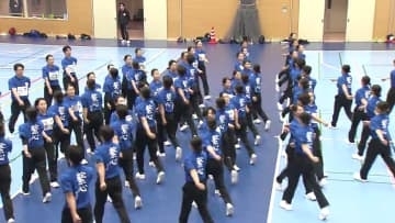 “一糸乱れぬ”伝統の「集団行動」 日体大の学生ら披露 市川三郷町で合宿 山梨