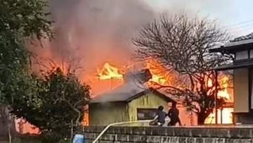 燃え盛る炎…朝火事で住宅全焼 隣家の窓ガラスも焼く 住人と連絡取れず 山梨・身延町