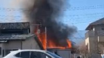 甲府市の住宅街で火災  消火活動続く 数軒に延焼している模様 山梨・甲府市