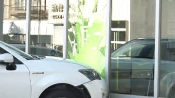 甲府中央郵便局に車突っ込む 衝突事故後…「アクセルを踏みすぎた」 局内にいた女性が足に軽傷 山梨